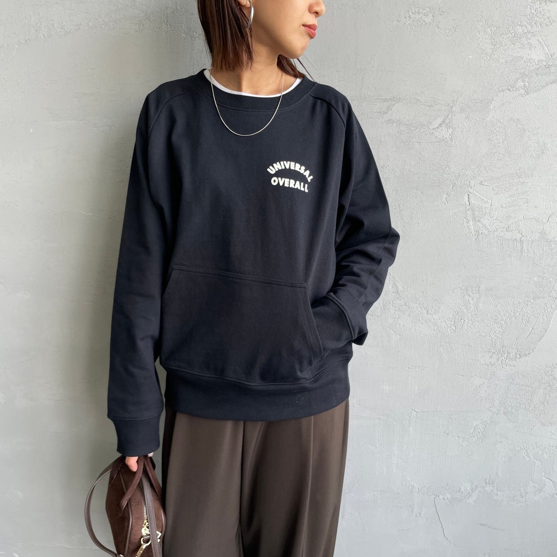 UNIVERSAL OVERALL [ユニバーサルオーバーオール] 別注 ワンポイントロゴ刺繍 ラグランスリーブスウェット [U2532201IN-JF] BLACK &&モデル身長：159cm 着用サイズ：F&&
