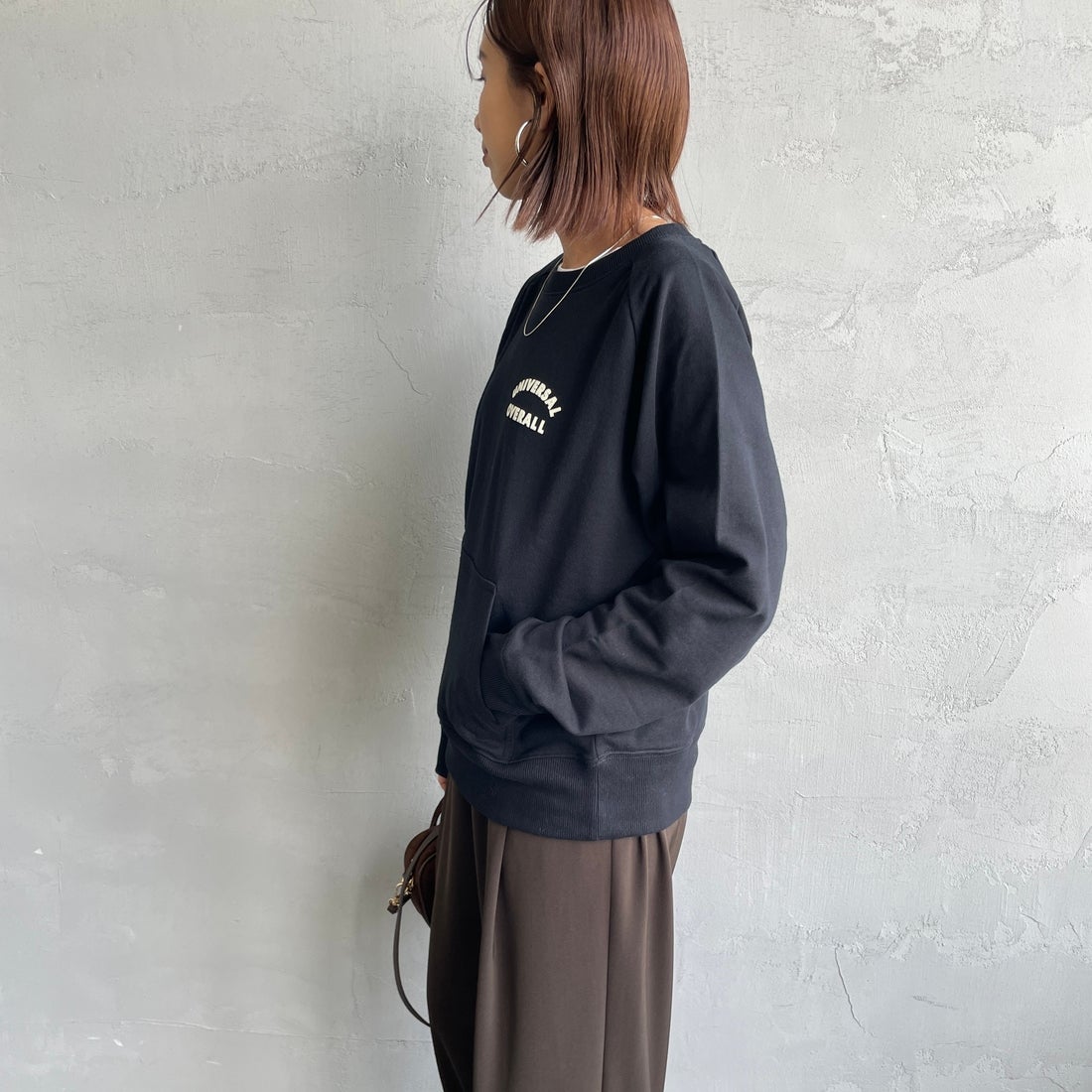 UNIVERSAL OVERALL [ユニバーサルオーバーオール] 別注 ワンポイントロゴ刺繍 ラグランスリーブスウェット [U2532201IN-JF] BLACK &&モデル身長：159cm 着用サイズ：F&&