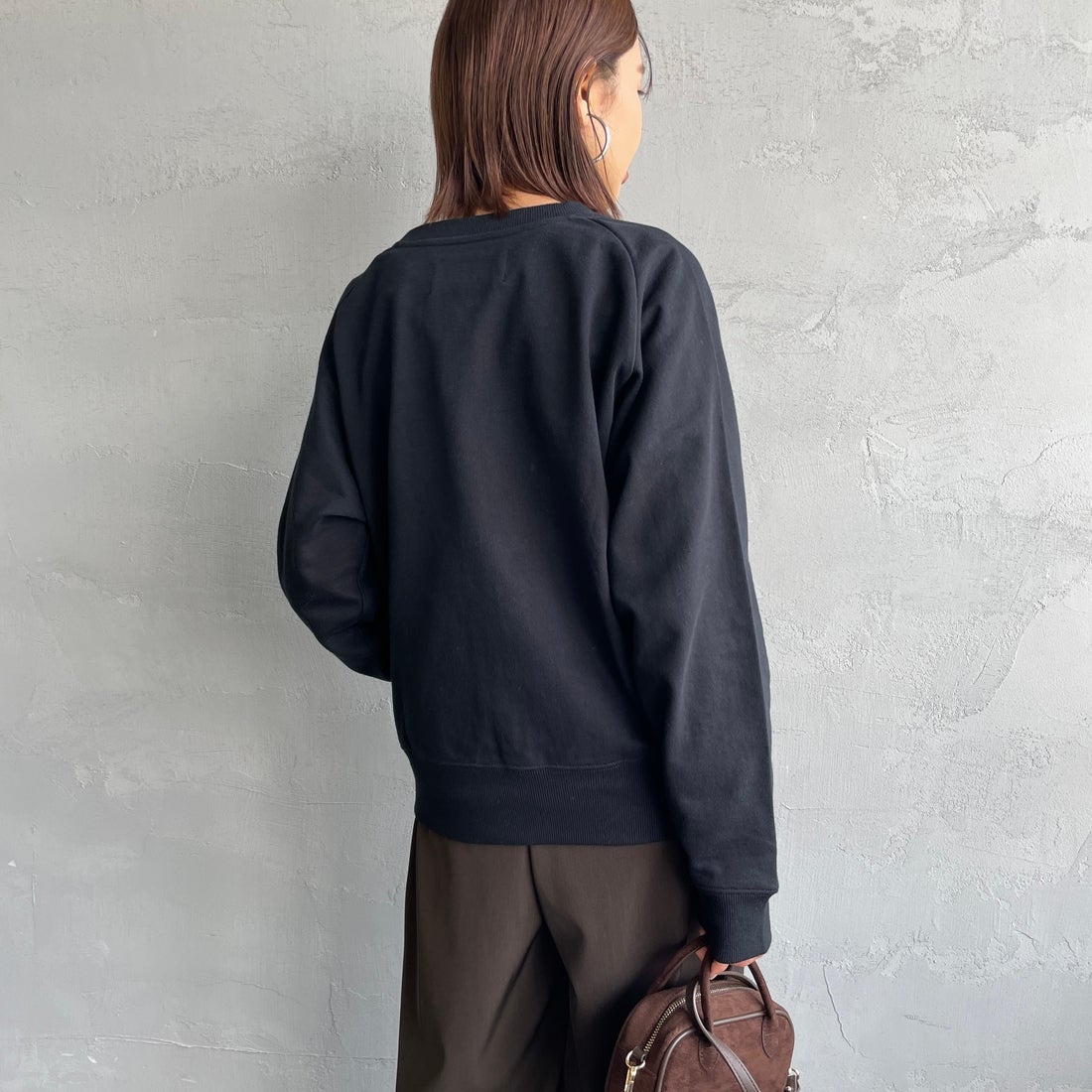 UNIVERSAL OVERALL [ユニバーサルオーバーオール] 別注 ワンポイントロゴ刺繍 ラグランスリーブスウェット [U2532201IN-JF] BLACK &&モデル身長：159cm 着用サイズ：F&&