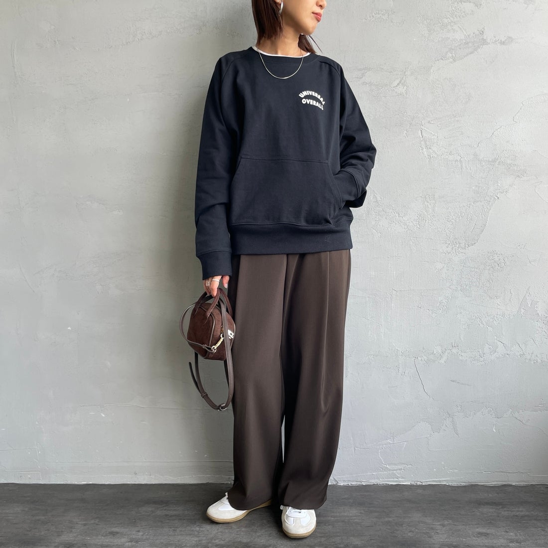 UNIVERSAL OVERALL [ユニバーサルオーバーオール] 別注 ワンポイントロゴ刺繍 ラグランスリーブスウェット [U2532201IN-JF] BLACK &&モデル身長：159cm 着用サイズ：F&&