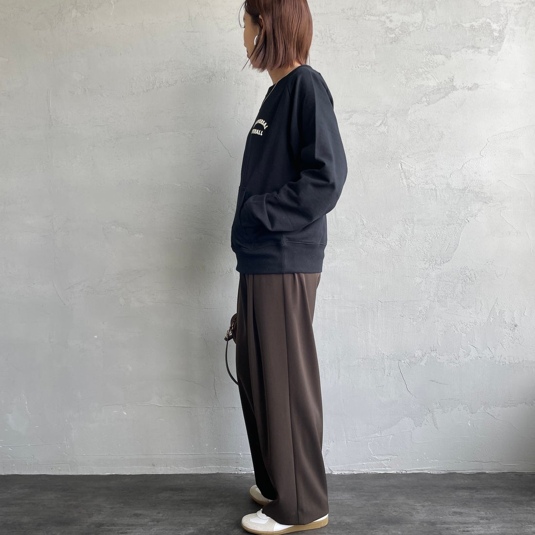 UNIVERSAL OVERALL [ユニバーサルオーバーオール] 別注 ワンポイントロゴ刺繍 ラグランスリーブスウェット [U2532201IN-JF] BLACK &&モデル身長：159cm 着用サイズ：F&&