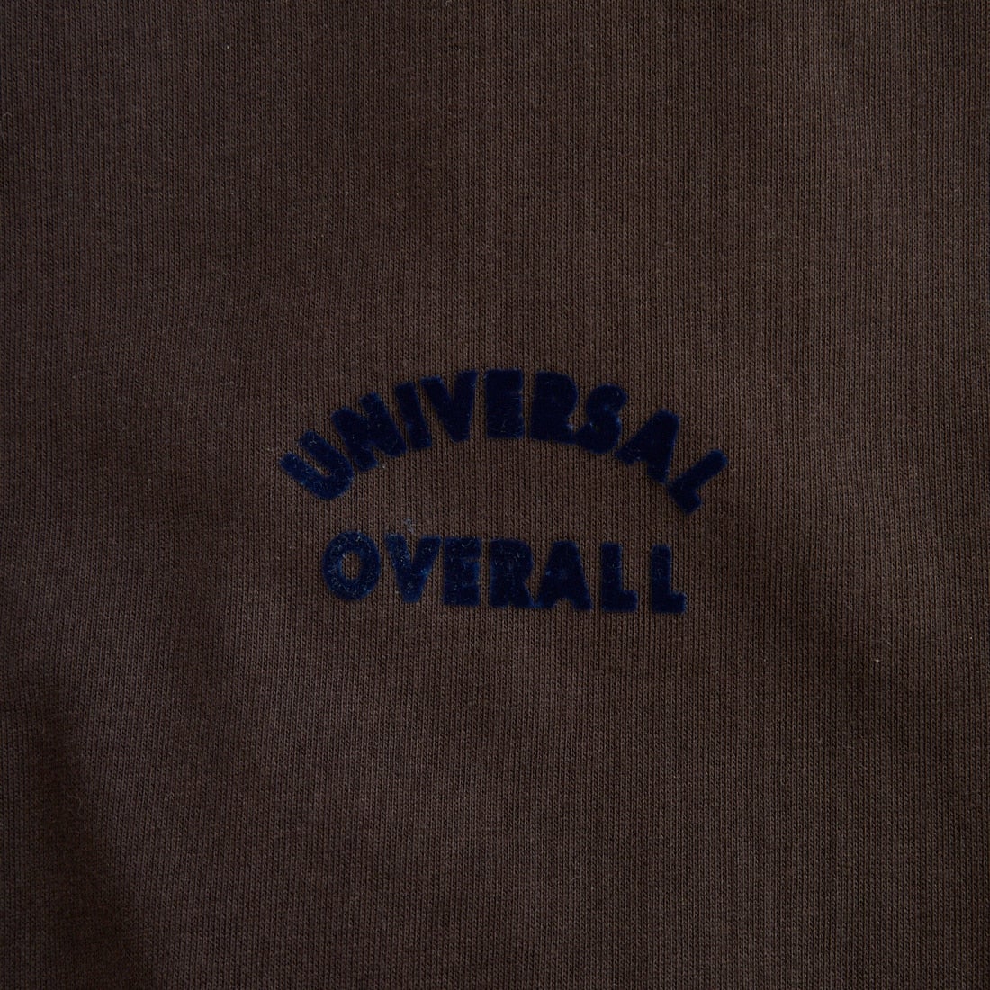 UNIVERSAL OVERALL [ユニバーサルオーバーオール] 別注 ワンポイントロゴ刺繍 ラグランスリーブスウェット [U2532201IN-JF] BROWN