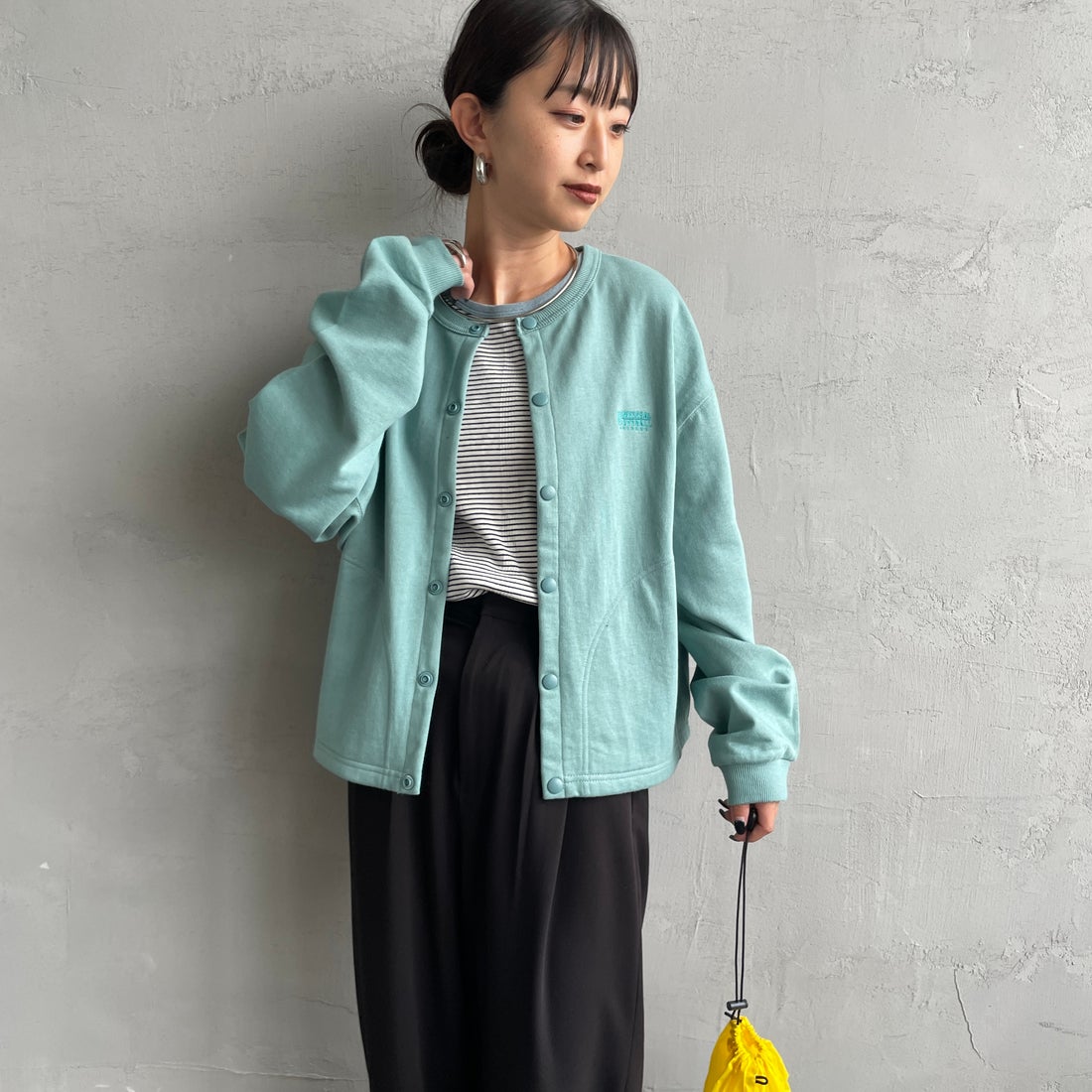 UNIVERSAL OVERALL [ユニバーサルオーバーオール] 別注 ワンポイントロゴ刺繍 スウェットカーディガン [U2532270IN-JF] W.GREEN &&モデル身長：150cm 着用サイズ：F&&