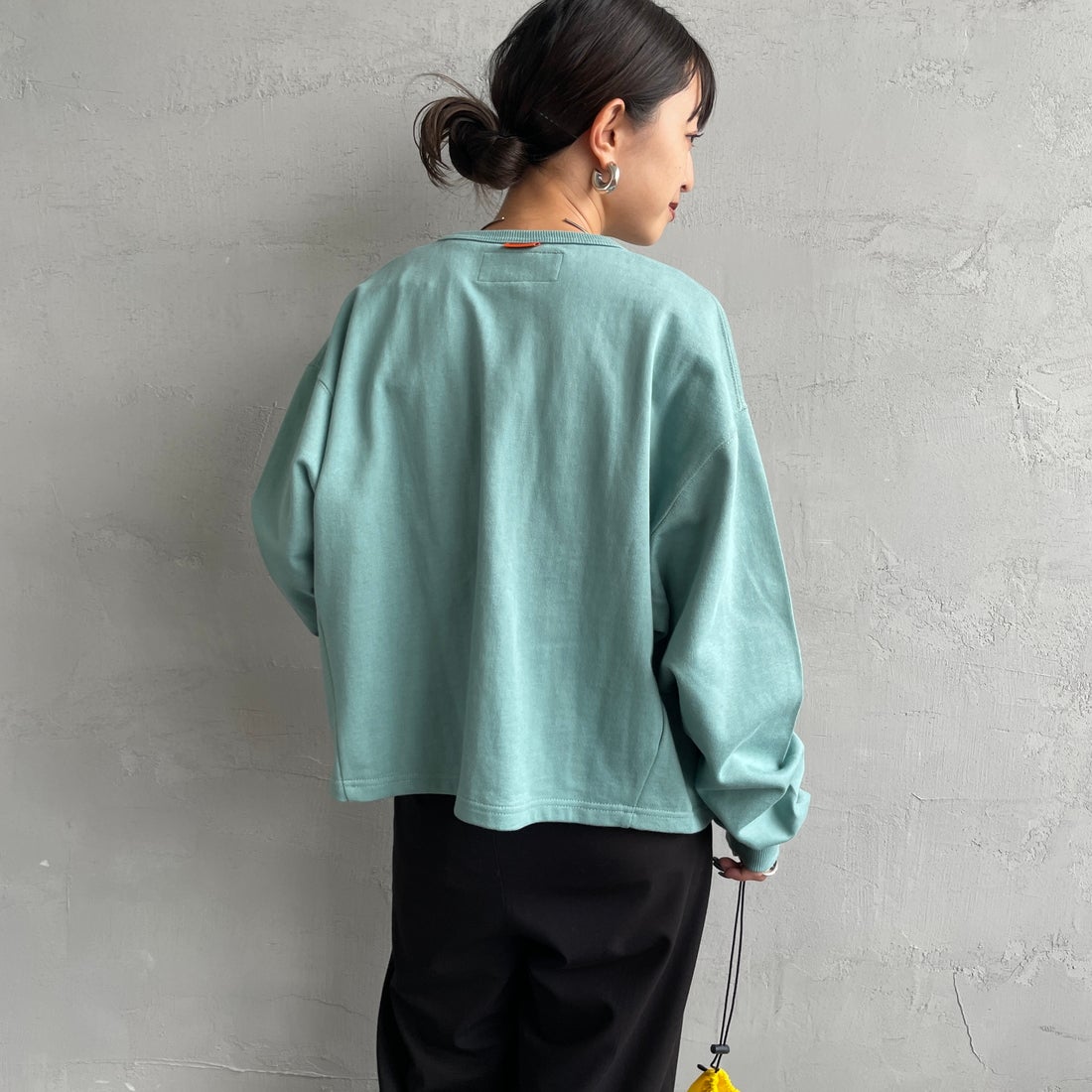 UNIVERSAL OVERALL [ユニバーサルオーバーオール] 別注 ワンポイントロゴ刺繍 スウェットカーディガン [U2532270IN-JF] W.GREEN &&モデル身長：150cm 着用サイズ：F&&