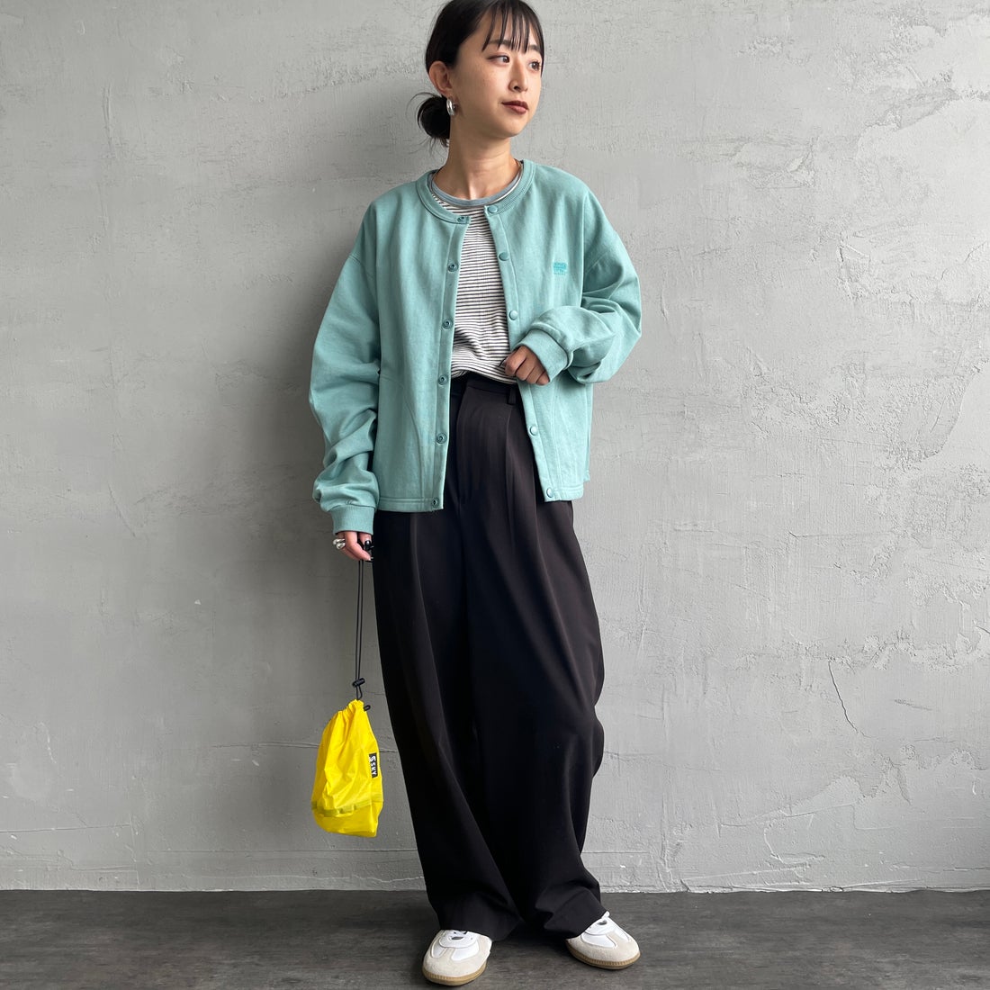 UNIVERSAL OVERALL [ユニバーサルオーバーオール] 別注 ワンポイントロゴ刺繍 スウェットカーディガン [U2532270IN-JF] W.GREEN &&モデル身長：150cm 着用サイズ：F&&