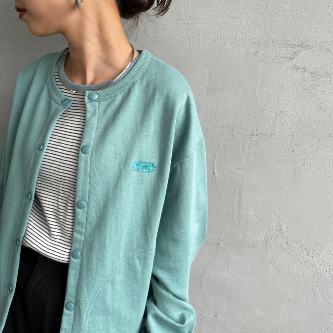 UNIVERSAL OVERALL [ユニバーサルオーバーオール] 別注 ワンポイントロゴ刺繍 スウェットカーディガン [U2532270IN-JF] W.GREEN &&モデル身長：150cm 着用サイズ：F&&