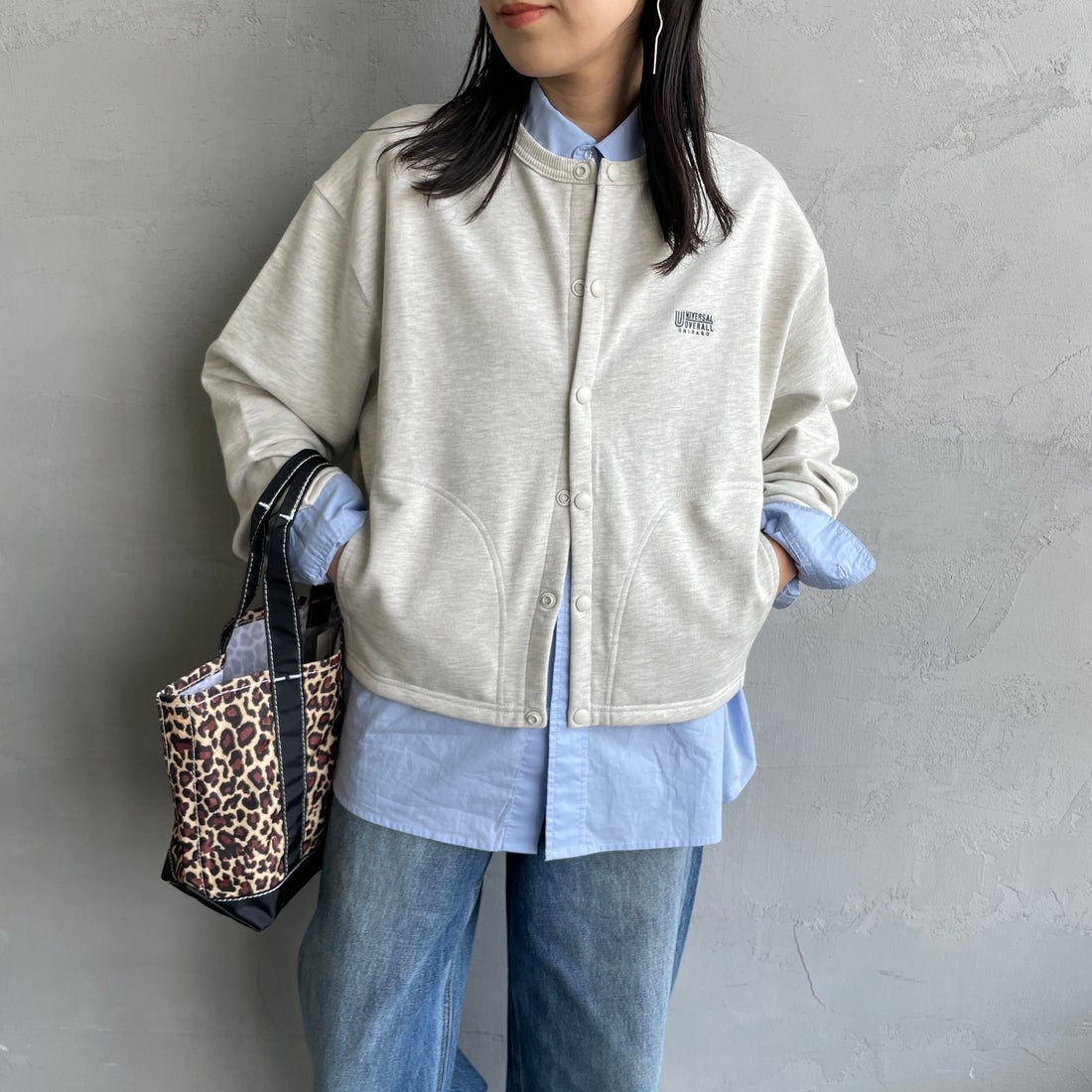 UNIVERSAL OVERALL [ユニバーサルオーバーオール] 別注 ワンポイントロゴ刺繍 スウェットカーディガン [U2532270IN-JF] OATMEAL &&モデル身長：160cm 着用サイズ：F&&