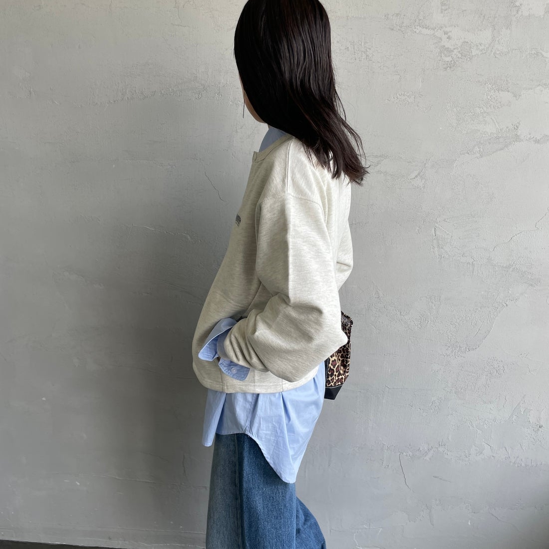 UNIVERSAL OVERALL [ユニバーサルオーバーオール] 別注 ワンポイントロゴ刺繍 スウェットカーディガン [U2532270IN-JF] OATMEAL &&モデル身長：160cm 着用サイズ：F&&