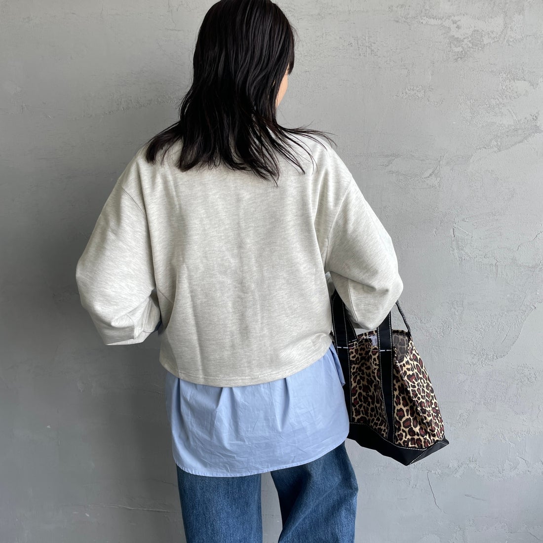 UNIVERSAL OVERALL [ユニバーサルオーバーオール] 別注 ワンポイントロゴ刺繍 スウェットカーディガン [U2532270IN-JF] OATMEAL &&モデル身長：160cm 着用サイズ：F&&