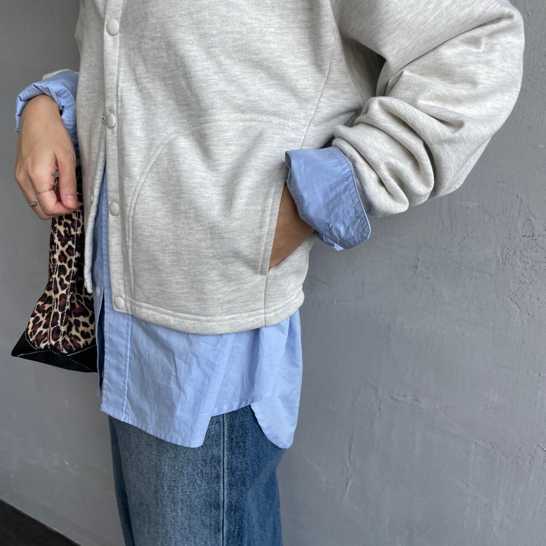 UNIVERSAL OVERALL [ユニバーサルオーバーオール] 別注 ワンポイントロゴ刺繍 スウェットカーディガン [U2532270IN-JF] OATMEAL &&モデル身長：160cm 着用サイズ：F&&