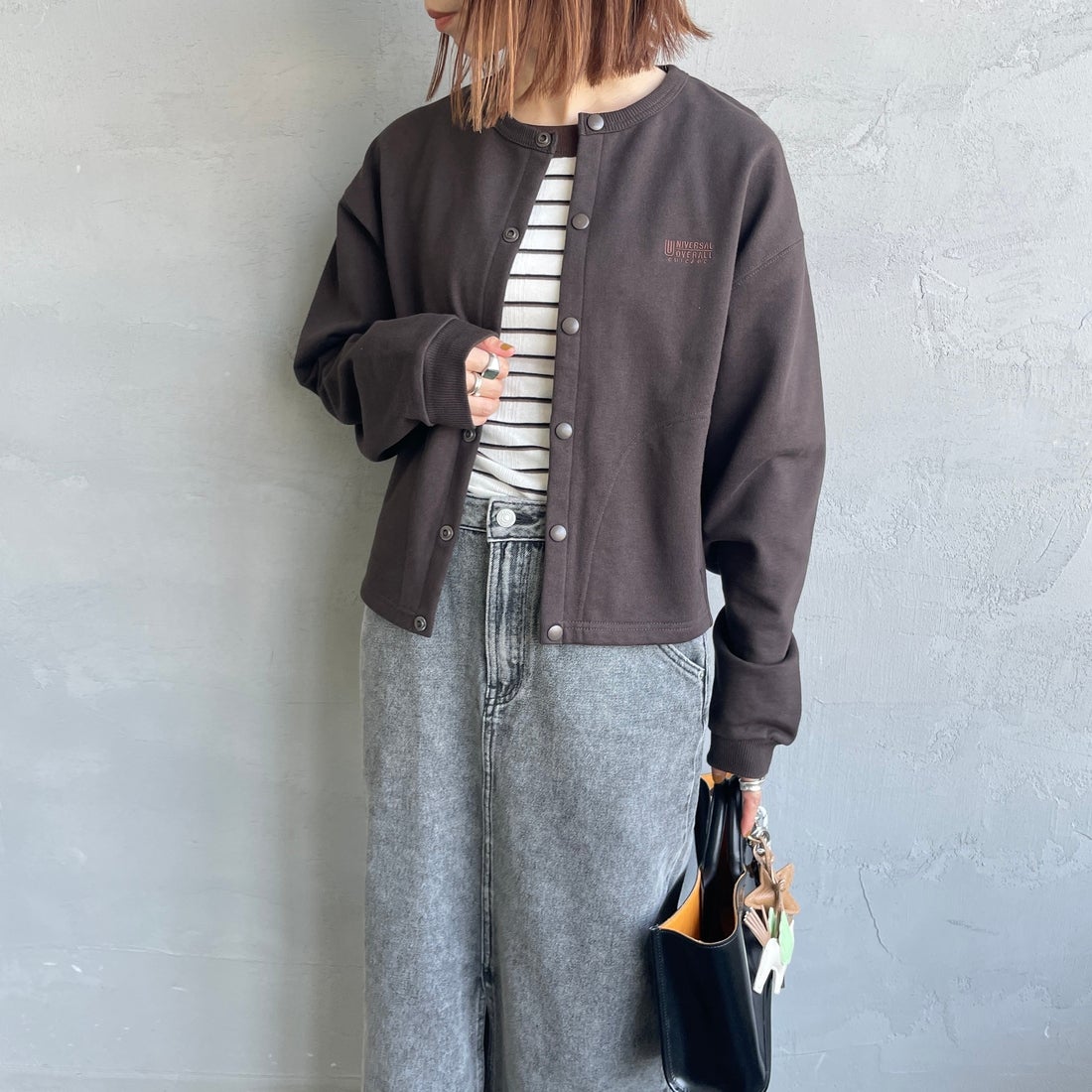 UNIVERSAL OVERALL [ユニバーサルオーバーオール] 別注 ワンポイントロゴ刺繍 スウェットカーディガン [U2532270IN-JF] BROWN &&モデル身長：158cm 着用サイズ：F&&