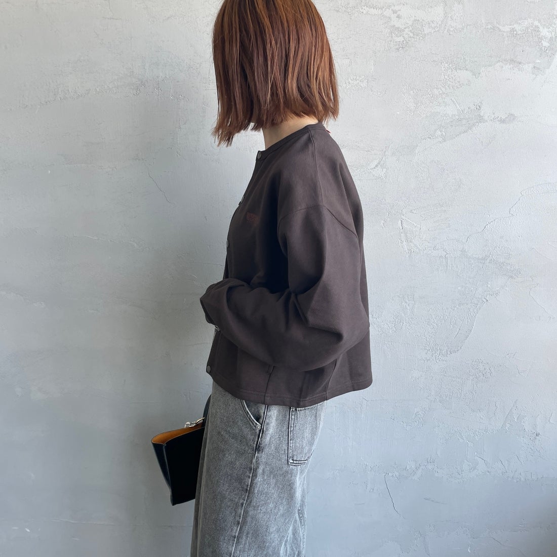 UNIVERSAL OVERALL [ユニバーサルオーバーオール] 別注 ワンポイントロゴ刺繍 スウェットカーディガン [U2532270IN-JF] BROWN &&モデル身長：158cm 着用サイズ：F&&