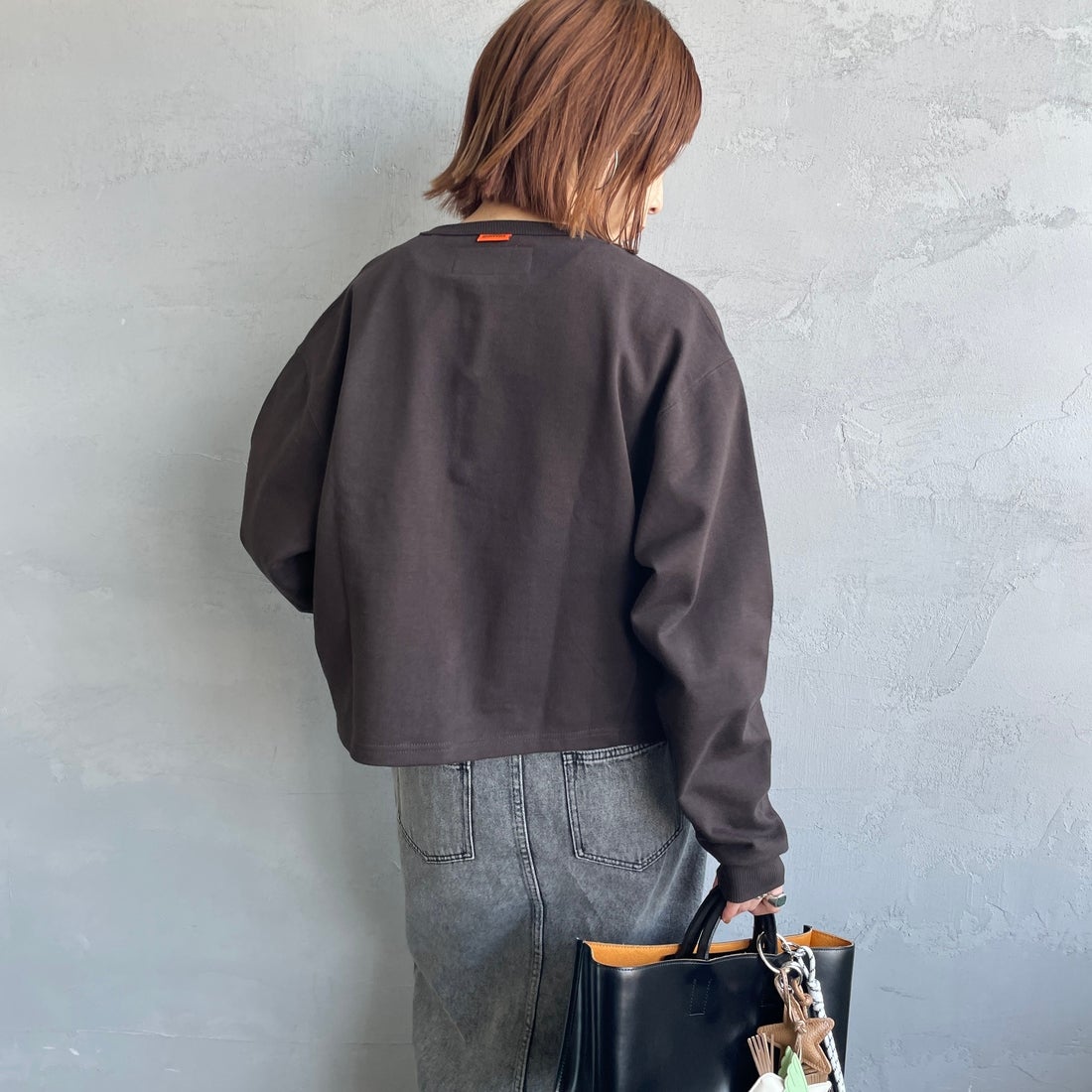 UNIVERSAL OVERALL [ユニバーサルオーバーオール] 別注 ワンポイントロゴ刺繍 スウェットカーディガン [U2532270IN-JF] BROWN &&モデル身長：158cm 着用サイズ：F&&