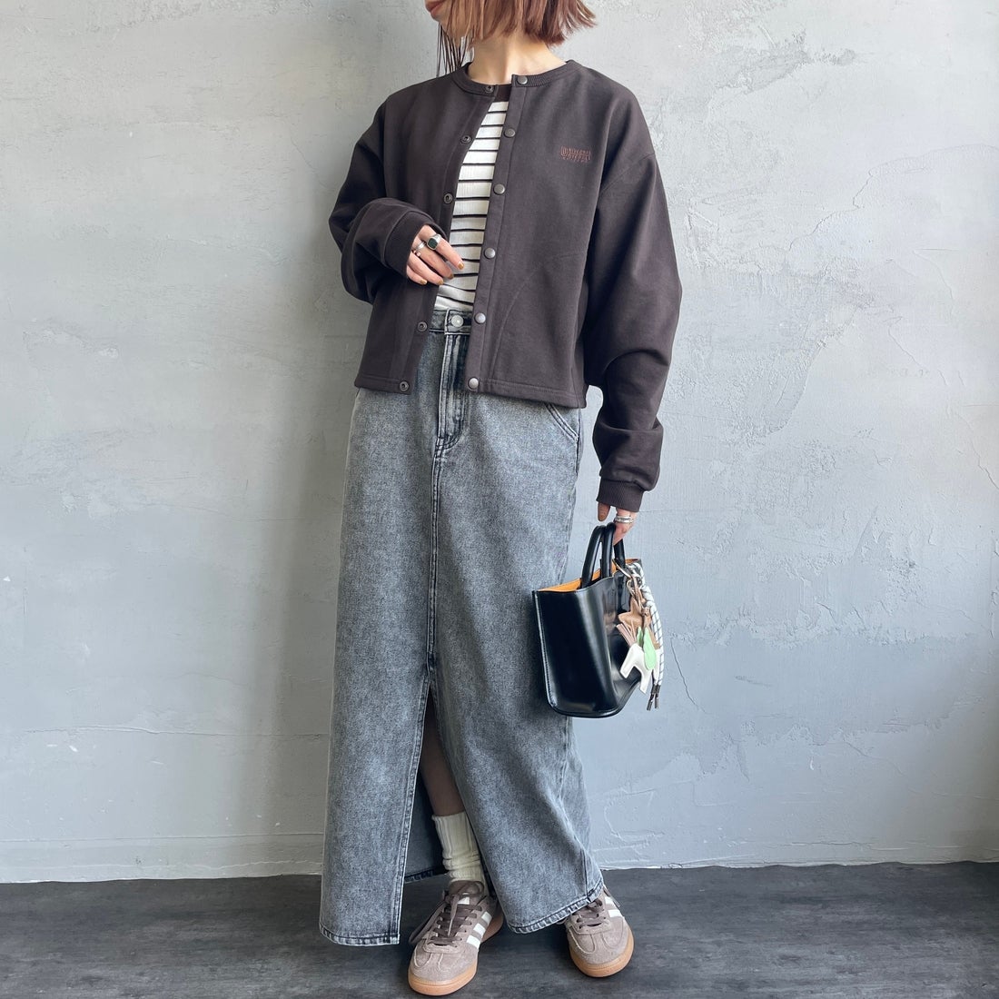 UNIVERSAL OVERALL [ユニバーサルオーバーオール] 別注 ワンポイントロゴ刺繍 スウェットカーディガン [U2532270IN-JF] BROWN &&モデル身長：158cm 着用サイズ：F&&