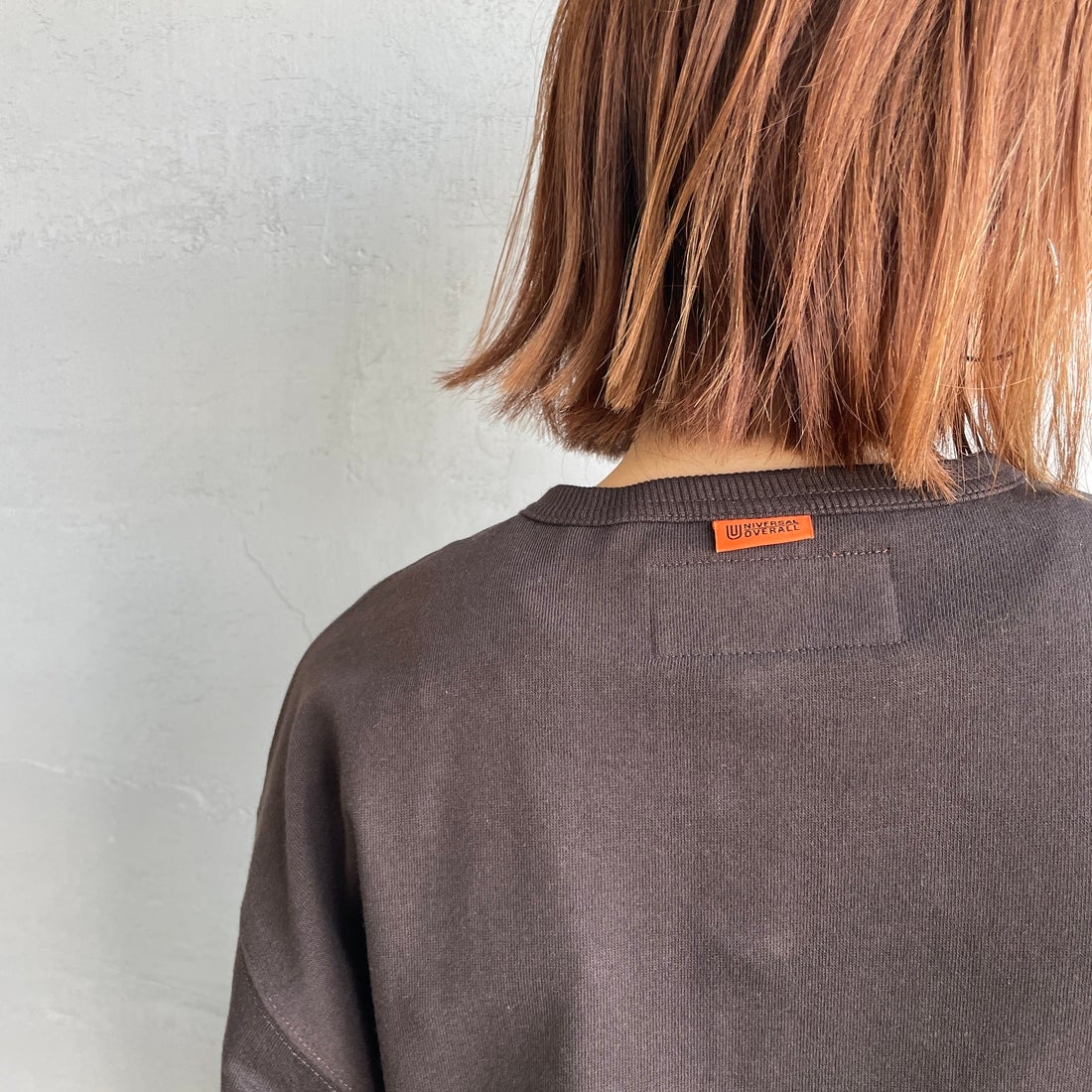 UNIVERSAL OVERALL [ユニバーサルオーバーオール] 別注 ワンポイントロゴ刺繍 スウェットカーディガン [U2532270IN-JF] BROWN &&モデル身長：158cm 着用サイズ：F&&