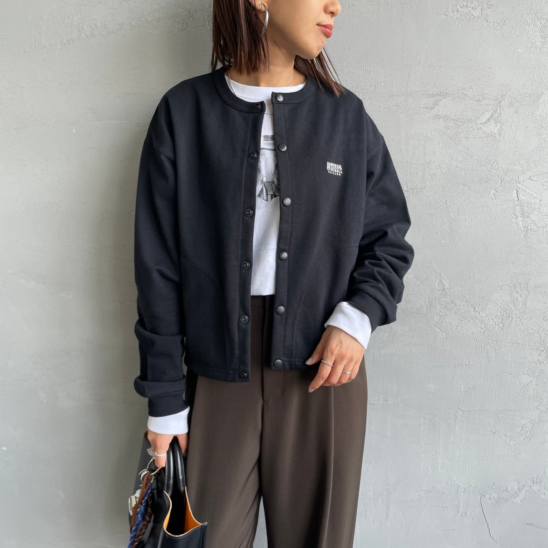 UNIVERSAL OVERALL [ユニバーサルオーバーオール] 別注 ワンポイントロゴ刺繍 スウェットカーディガン [U2532270IN-JF] BLACK &&モデル身長：159cm 着用サイズ：F&&
