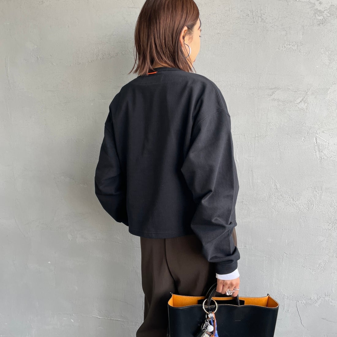 UNIVERSAL OVERALL [ユニバーサルオーバーオール] 別注 ワンポイントロゴ刺繍 スウェットカーディガン [U2532270IN-JF] BLACK &&モデル身長：159cm 着用サイズ：F&&