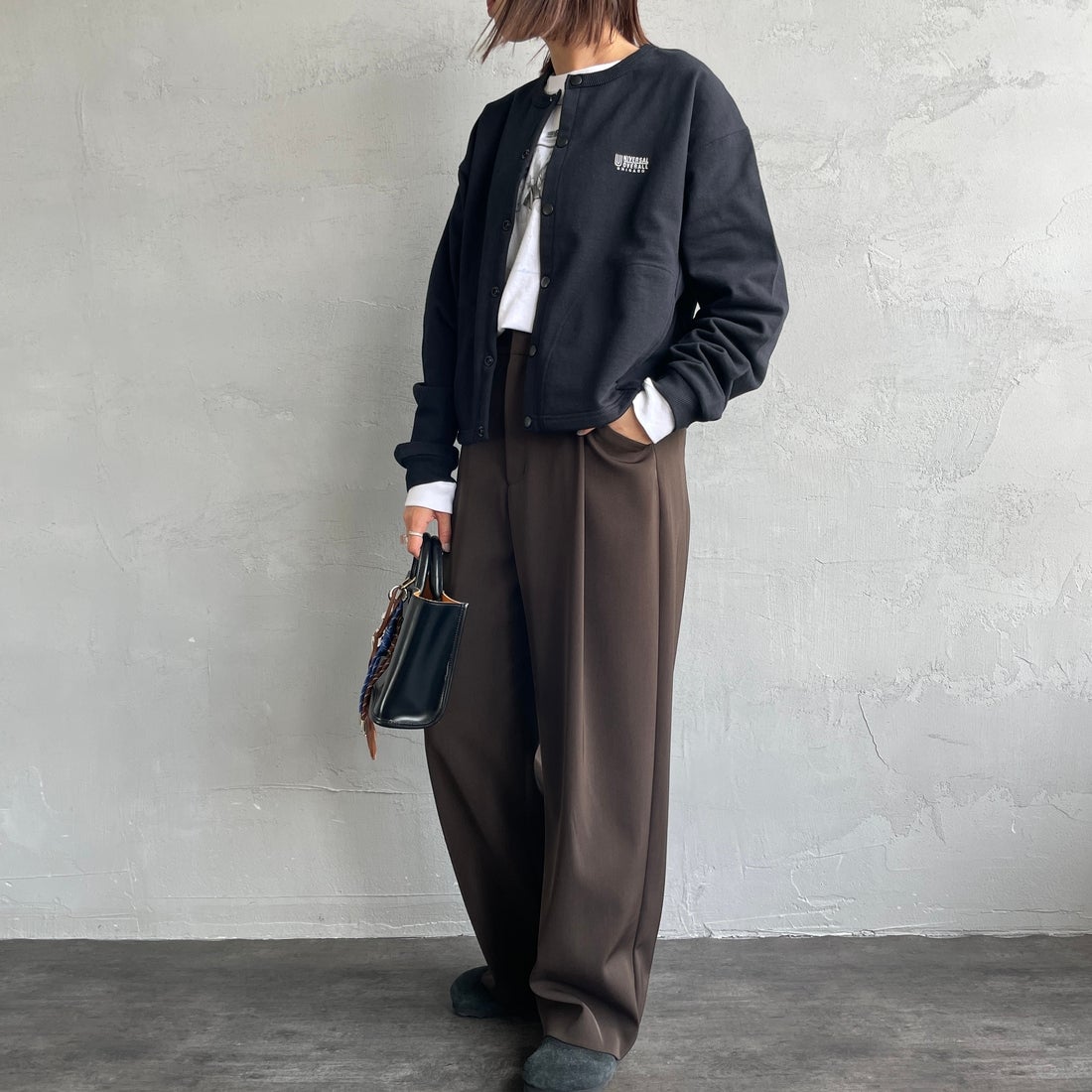 UNIVERSAL OVERALL [ユニバーサルオーバーオール] 別注 ワンポイントロゴ刺繍 スウェットカーディガン [U2532270IN-JF] BLACK &&モデル身長：159cm 着用サイズ：F&&