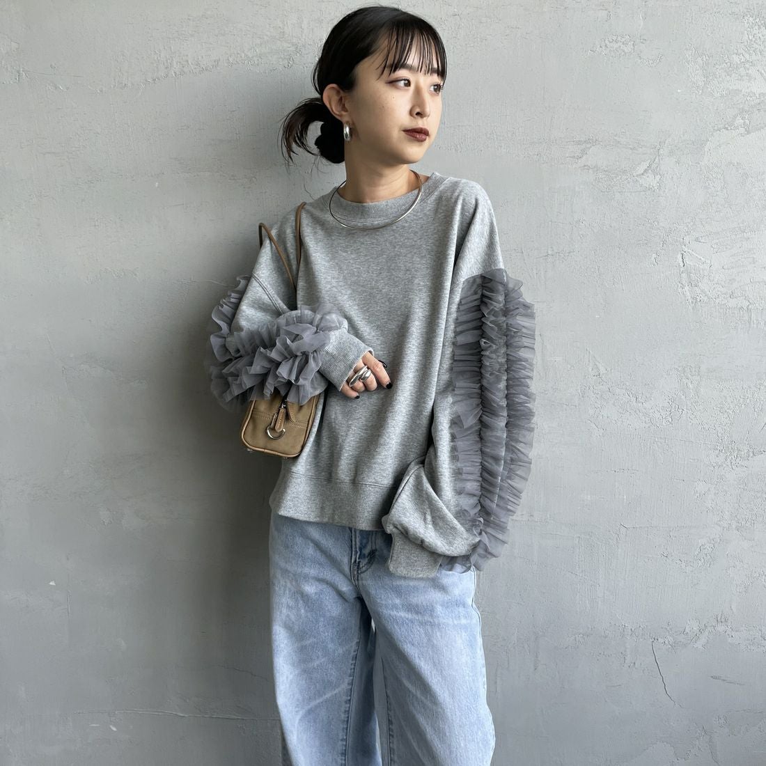nenom [ネノム] 袖チュールフリルデザイン プルオーバースウェット [NE24132079] 06 T.GRAY &&モデル身長：150cm 着用サイズ：F&&