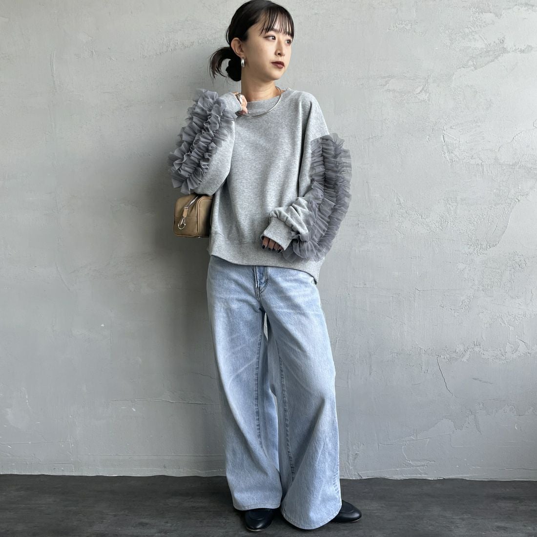 nenom [ネノム] 袖チュールフリルデザイン プルオーバースウェット [NE24132079] 06 T.GRAY &&モデル身長：150cm 着用サイズ：F&&