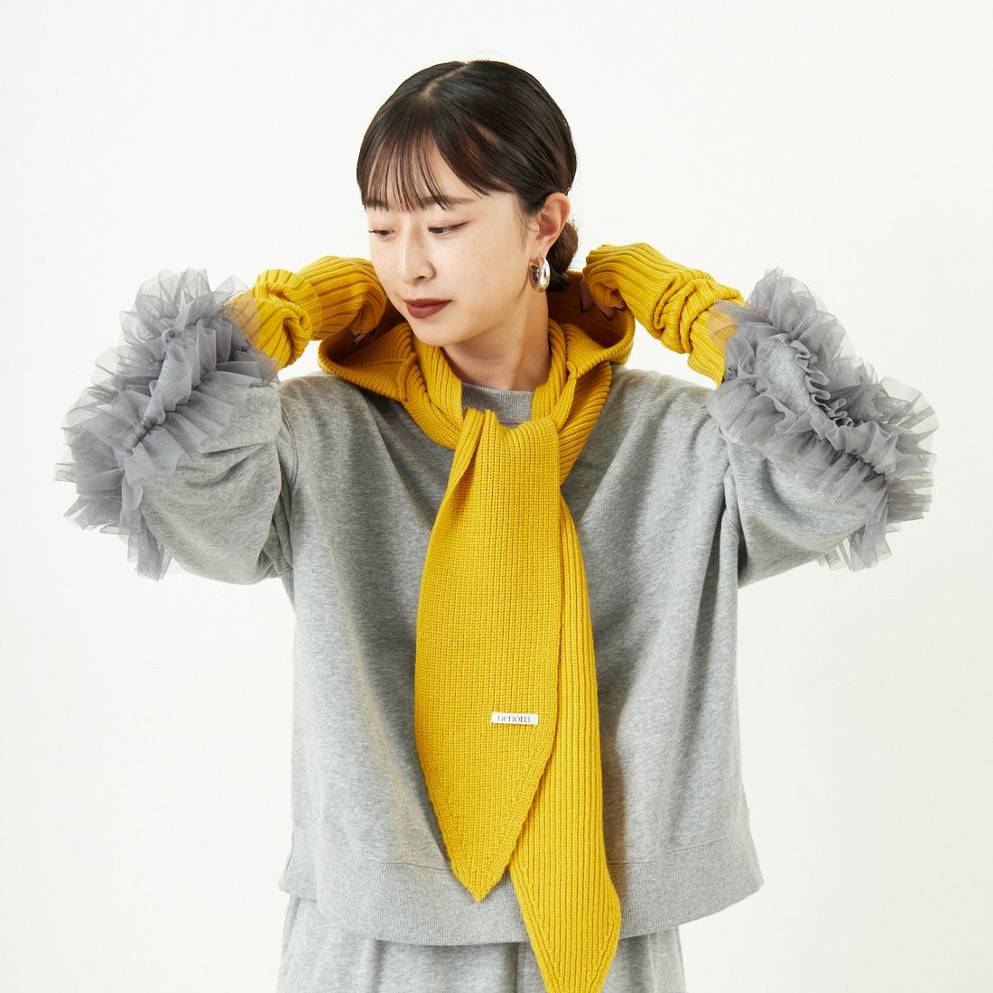 nenom [ネノム] 袖チュールフリルデザイン プルオーバースウェット [NE24132079] 06 T.GRAY &&モデル身長：150cm 着用サイズ：F&&