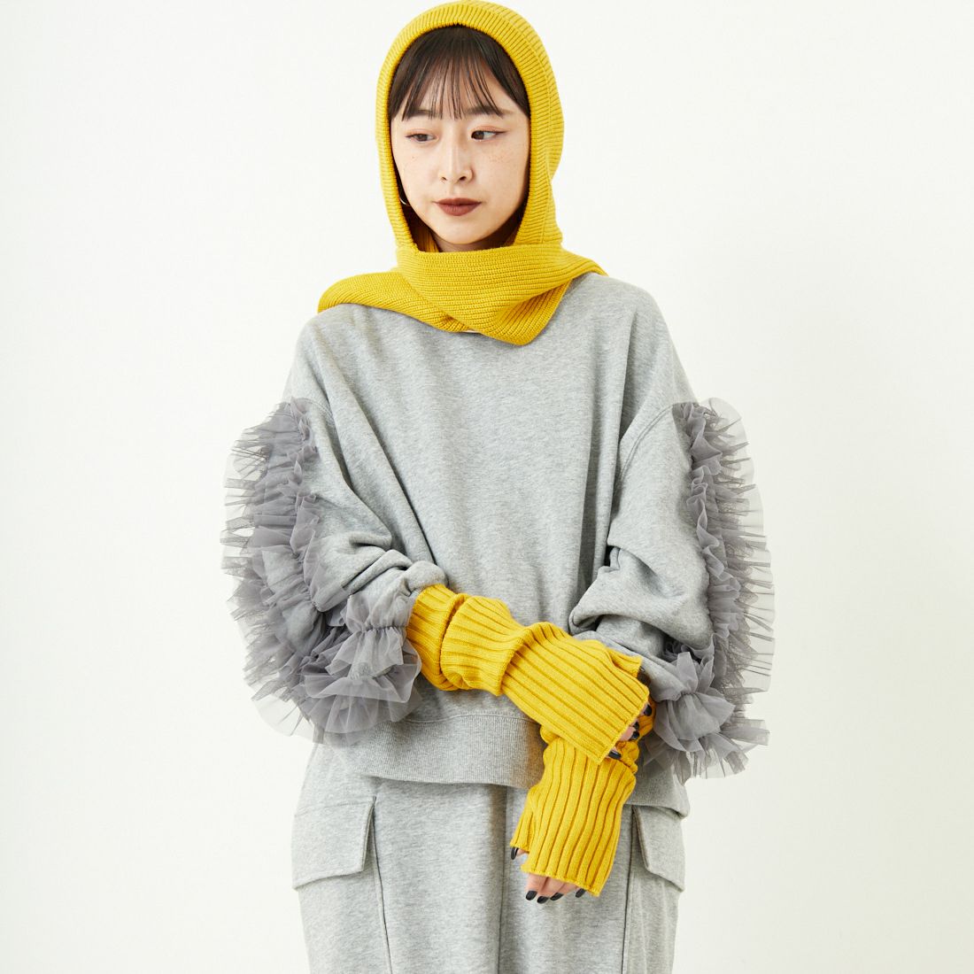 nenom [ネノム] 袖チュールフリルデザイン プルオーバースウェット [NE24132079] 06 T.GRAY &&モデル身長：150cm 着用サイズ：F&&