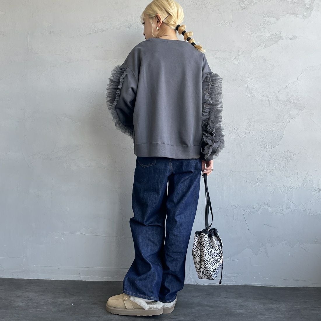 nenom [ネノム] 袖チュールフリルデザイン プルオーバースウェット [NE24132079] 08 CHARCOA &&モデル身長：150cm 着用サイズ：F&&