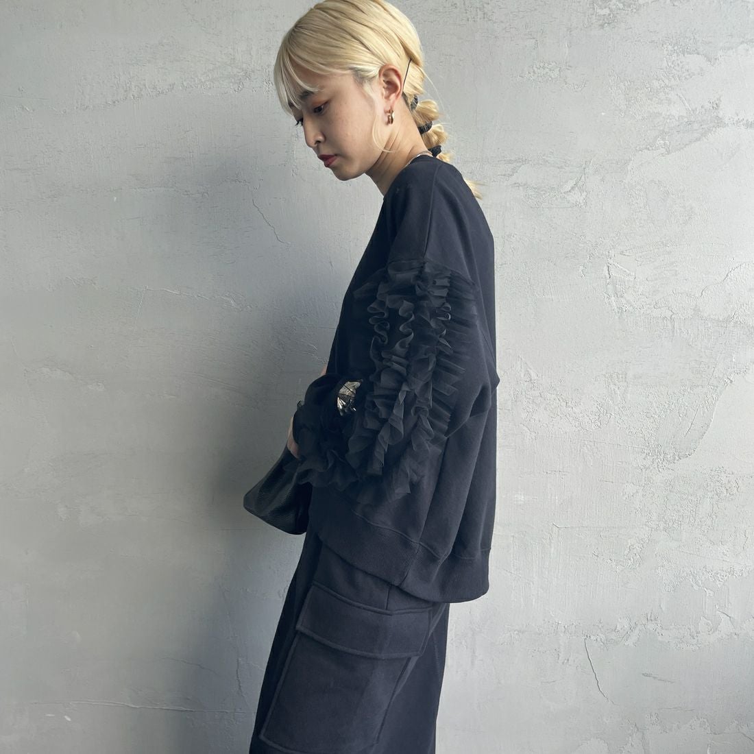 nenom [ネノム] 袖チュールフリルデザイン プルオーバースウェット [NE24132079] 09 BLACK &&モデル身長：150cm 着用サイズ：F&&