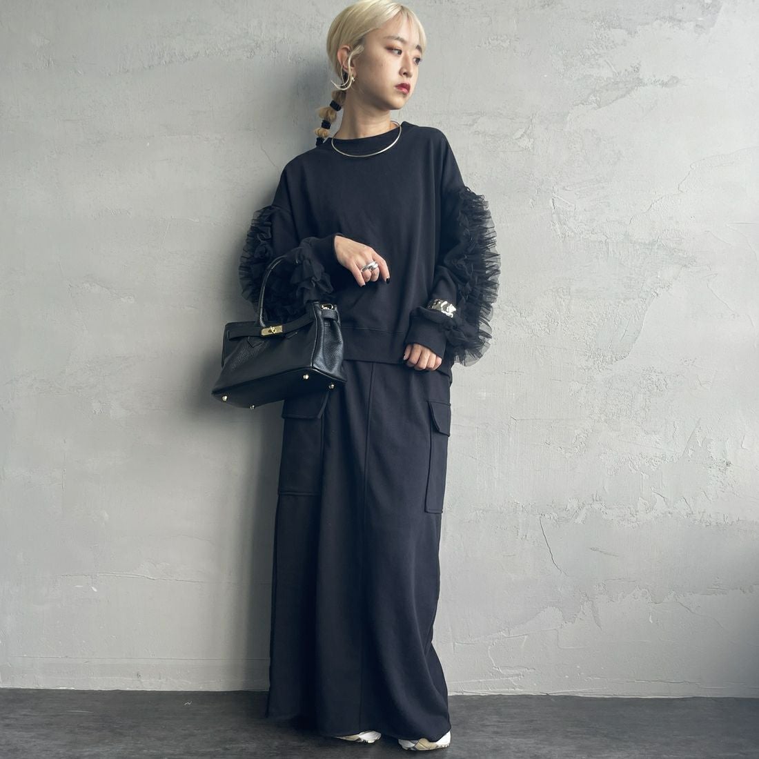 nenom [ネノム] 袖チュールフリルデザイン プルオーバースウェット [NE24132079] 09 BLACK &&モデル身長：150cm 着用サイズ：F&&