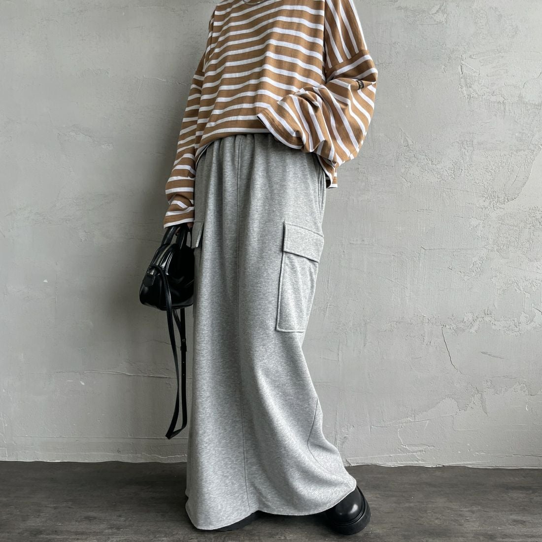 nenom [ネノム] カーゴデザイン ナローロングスウェットスカート [NE24132085] 06 T.GRAY &&モデル身長：150cm 着用サイズ：F&&