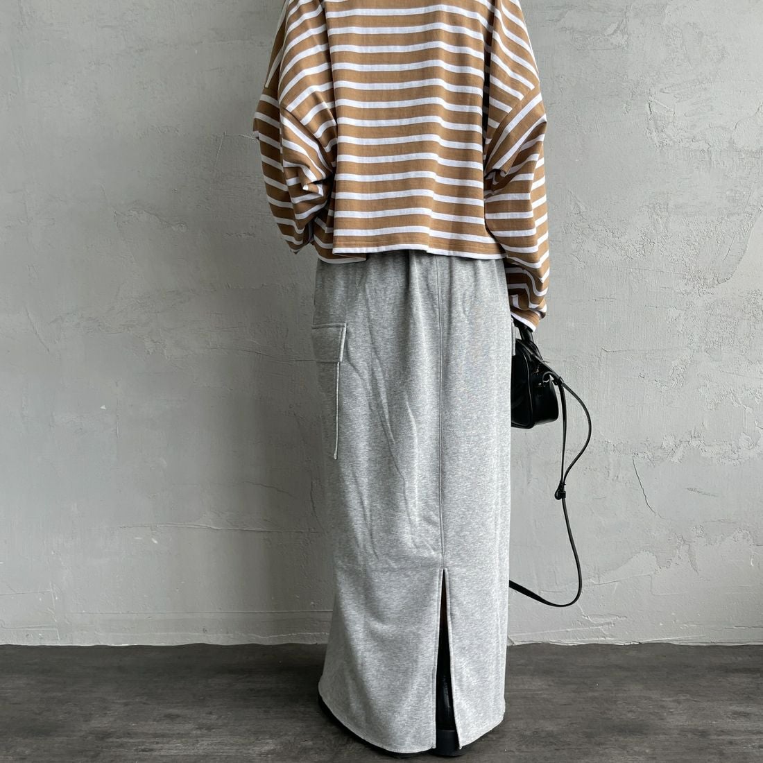 nenom [ネノム] カーゴデザイン ナローロングスウェットスカート [NE24132085] 06 T.GRAY &&モデル身長：150cm 着用サイズ：F&&