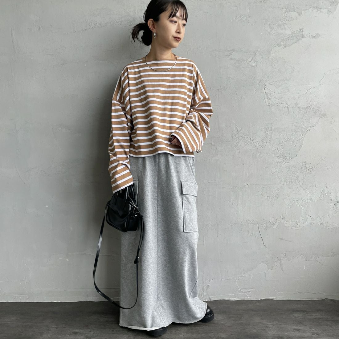 nenom [ネノム] カーゴデザイン ナローロングスウェットスカート [NE24132085] 06 T.GRAY &&モデル身長：150cm 着用サイズ：F&&