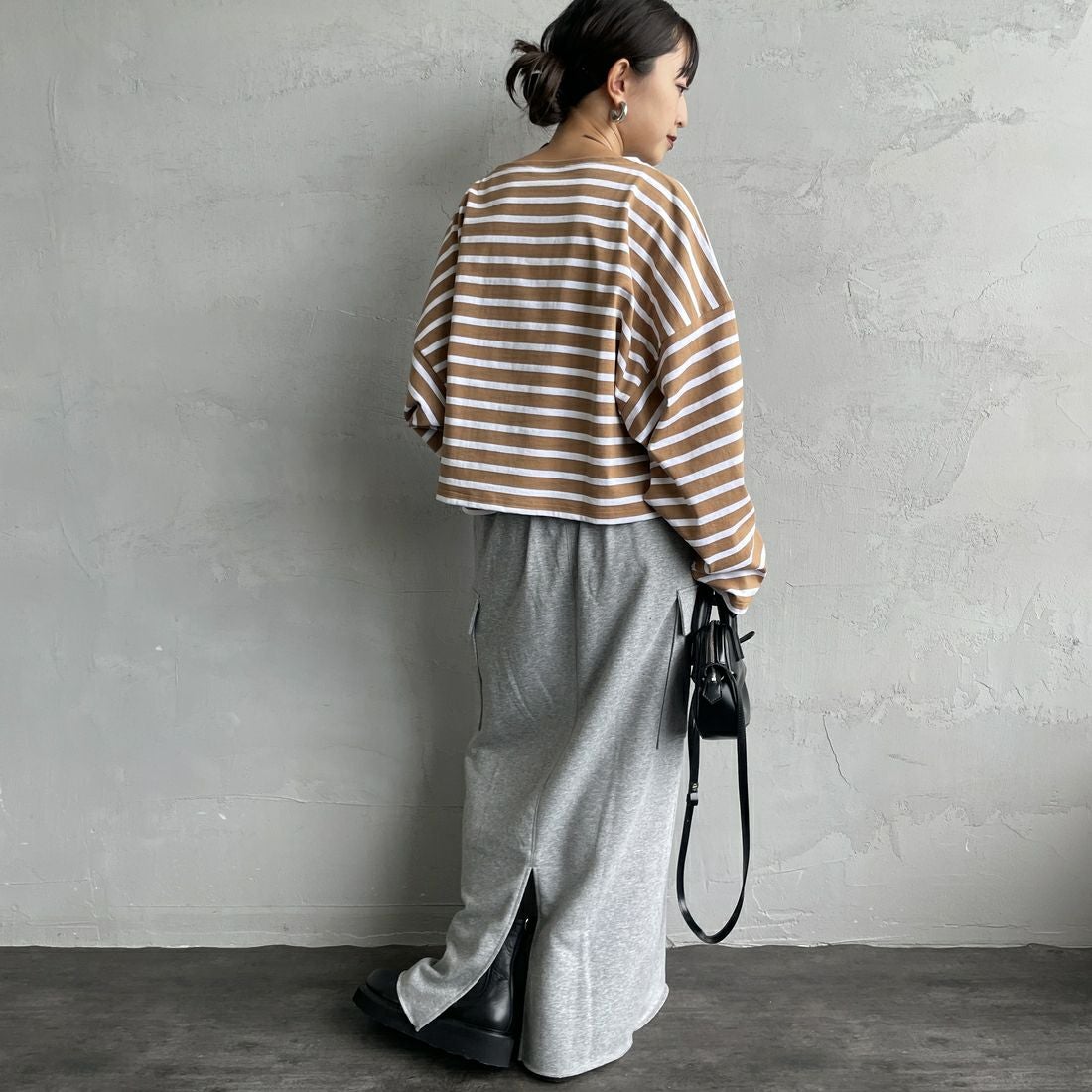 nenom [ネノム] カーゴデザイン ナローロングスウェットスカート [NE24132085] 06 T.GRAY &&モデル身長：150cm 着用サイズ：F&&