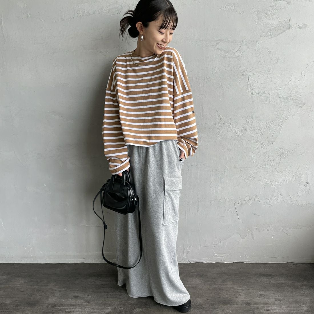 nenom [ネノム] カーゴデザイン ナローロングスウェットスカート [NE24132085] 06 T.GRAY &&モデル身長：150cm 着用サイズ：F&&