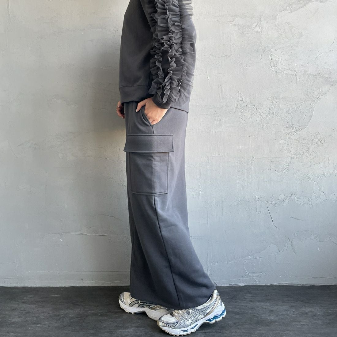 nenom [ネノム] カーゴデザイン ナローロングスウェットスカート [NE24132085] 08 CHARCOA &&モデル身長：159cm 着用サイズ：F&&