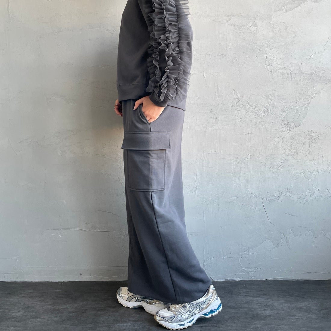 nenom [ネノム] カーゴデザイン ナローロングスウェットスカート [NE24132085] 08 CHARCOA &&モデル身長：159cm 着用サイズ：F&&