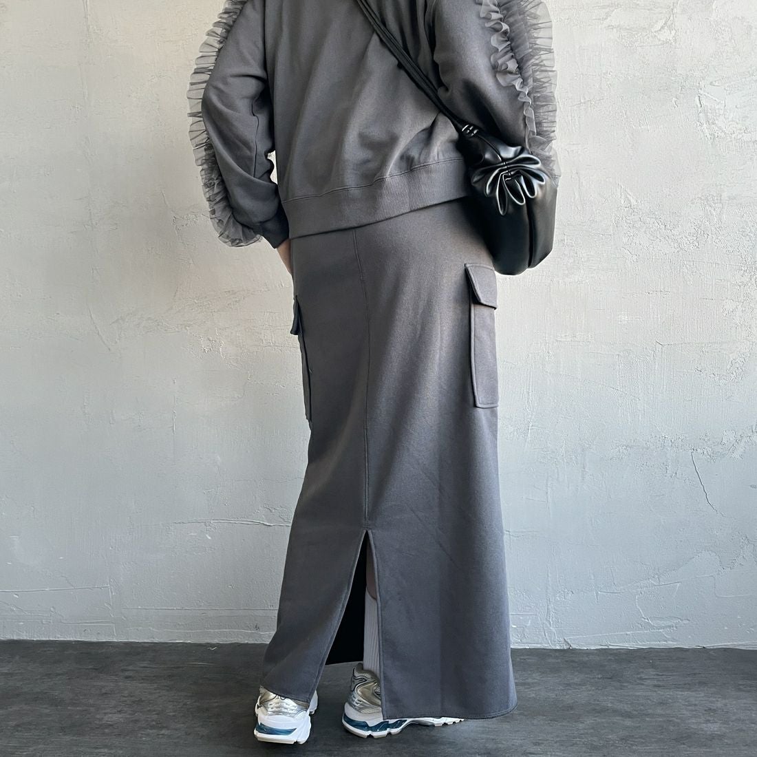 nenom [ネノム] カーゴデザイン ナローロングスウェットスカート [NE24132085] 08 CHARCOA &&モデル身長：159cm 着用サイズ：F&&