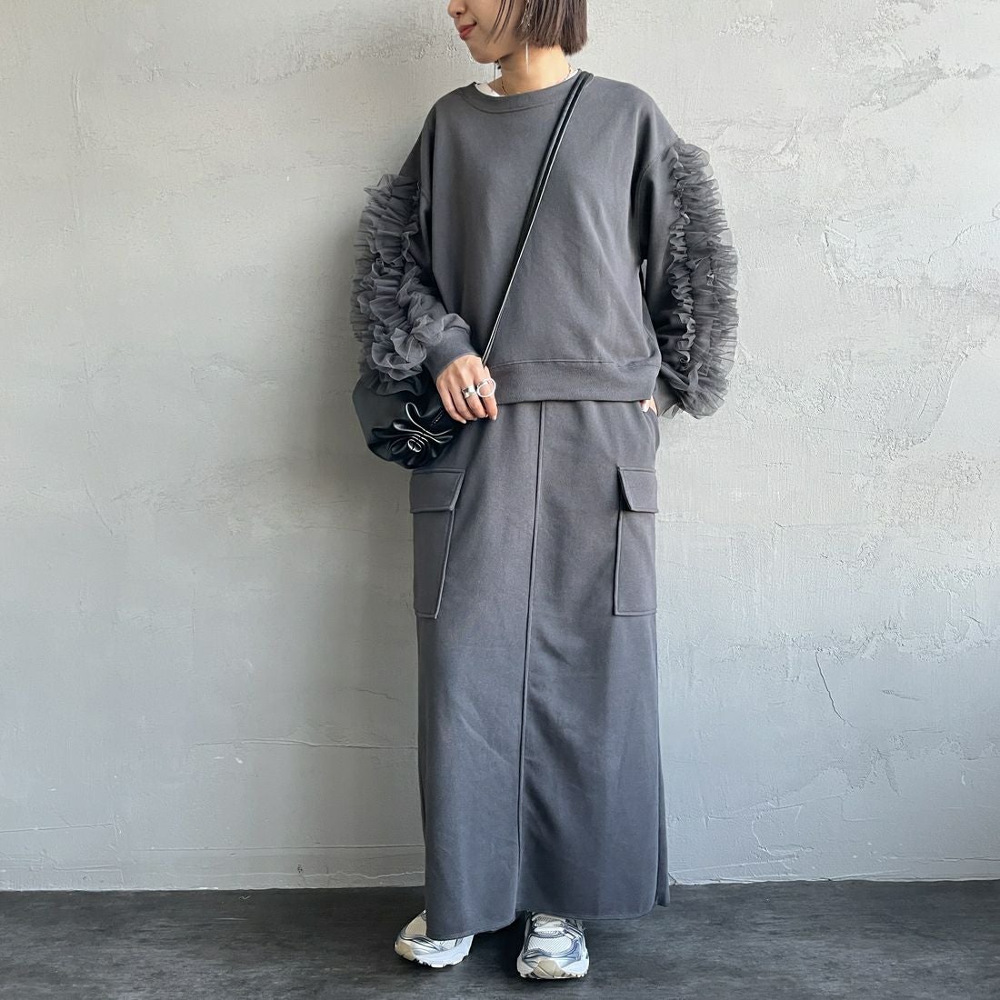 nenom [ネノム] カーゴデザイン ナローロングスウェットスカート [NE24132085] 08 CHARCOA &&モデル身長：159cm 着用サイズ：F&&