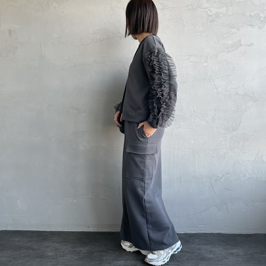 nenom [ネノム] カーゴデザイン ナローロングスウェットスカート [NE24132085] 08 CHARCOA &&モデル身長：159cm 着用サイズ：F&&