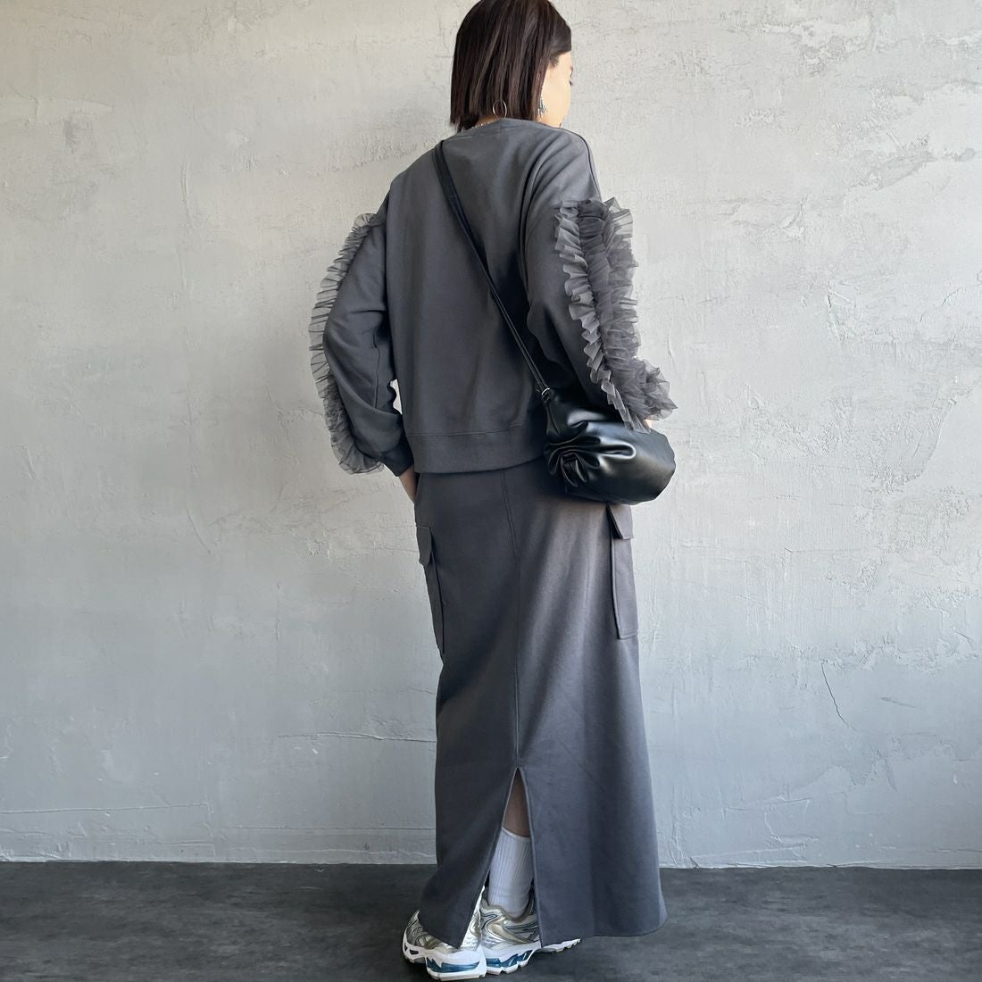 nenom [ネノム] カーゴデザイン ナローロングスウェットスカート [NE24132085] 08 CHARCOA &&モデル身長：159cm 着用サイズ：F&&