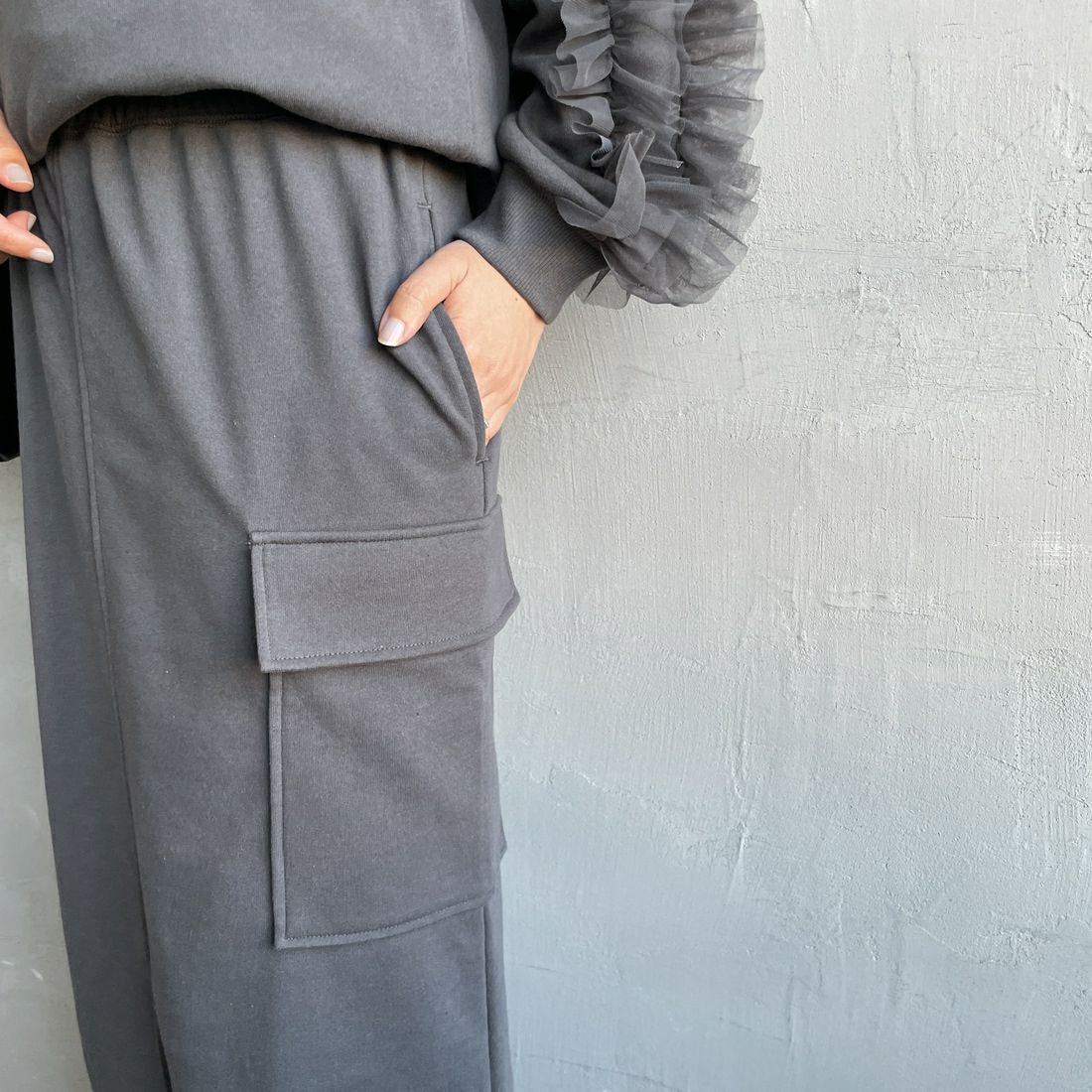 nenom [ネノム] カーゴデザイン ナローロングスウェットスカート [NE24132085] 08 CHARCOA &&モデル身長：159cm 着用サイズ：F&&