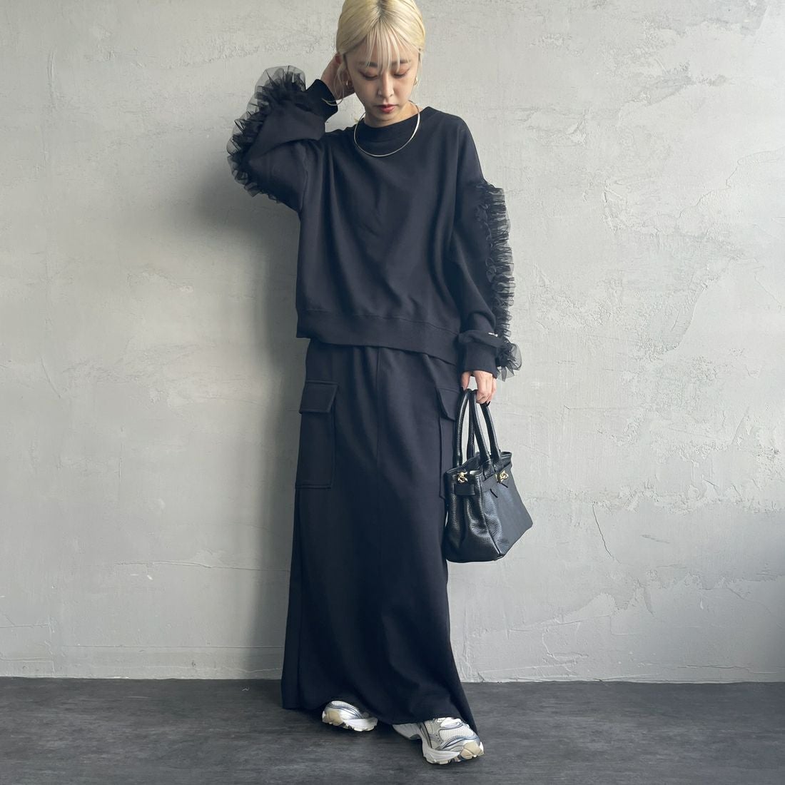 nenom [ネノム] カーゴデザイン ナローロングスウェットスカート [NE24132085] 09 BLACK &&モデル身長：150cm 着用サイズ：F&&