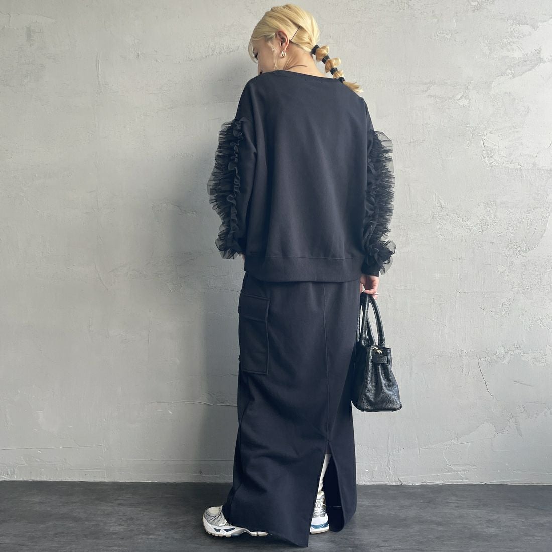 nenom [ネノム] カーゴデザイン ナローロングスウェットスカート [NE24132085] 09 BLACK &&モデル身長：150cm 着用サイズ：F&&