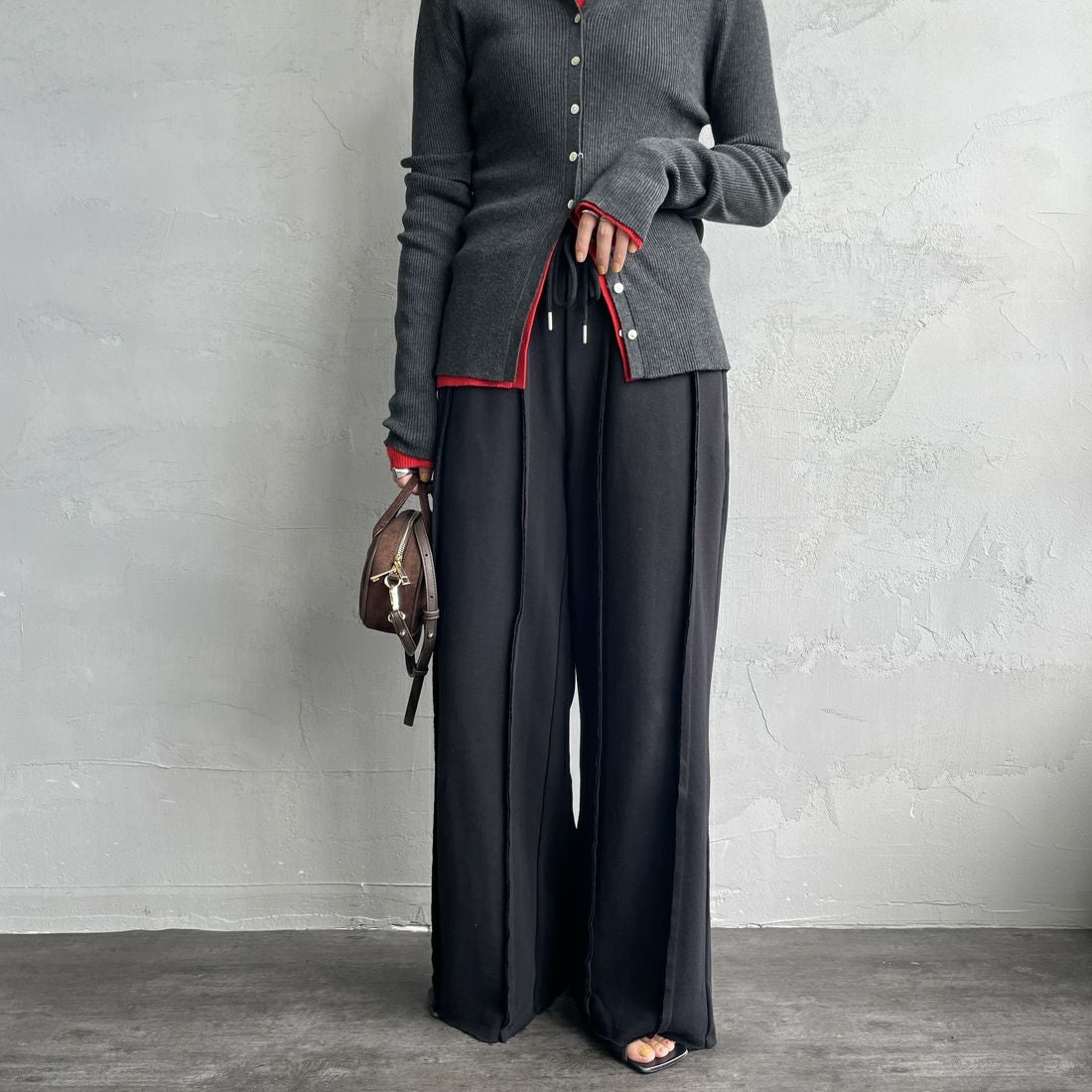 nenom [ネノム] アウトシーム スウェットパンツ [NE25132015] 09 BLACK &&モデル身長：158cm 着用サイズ：F&&