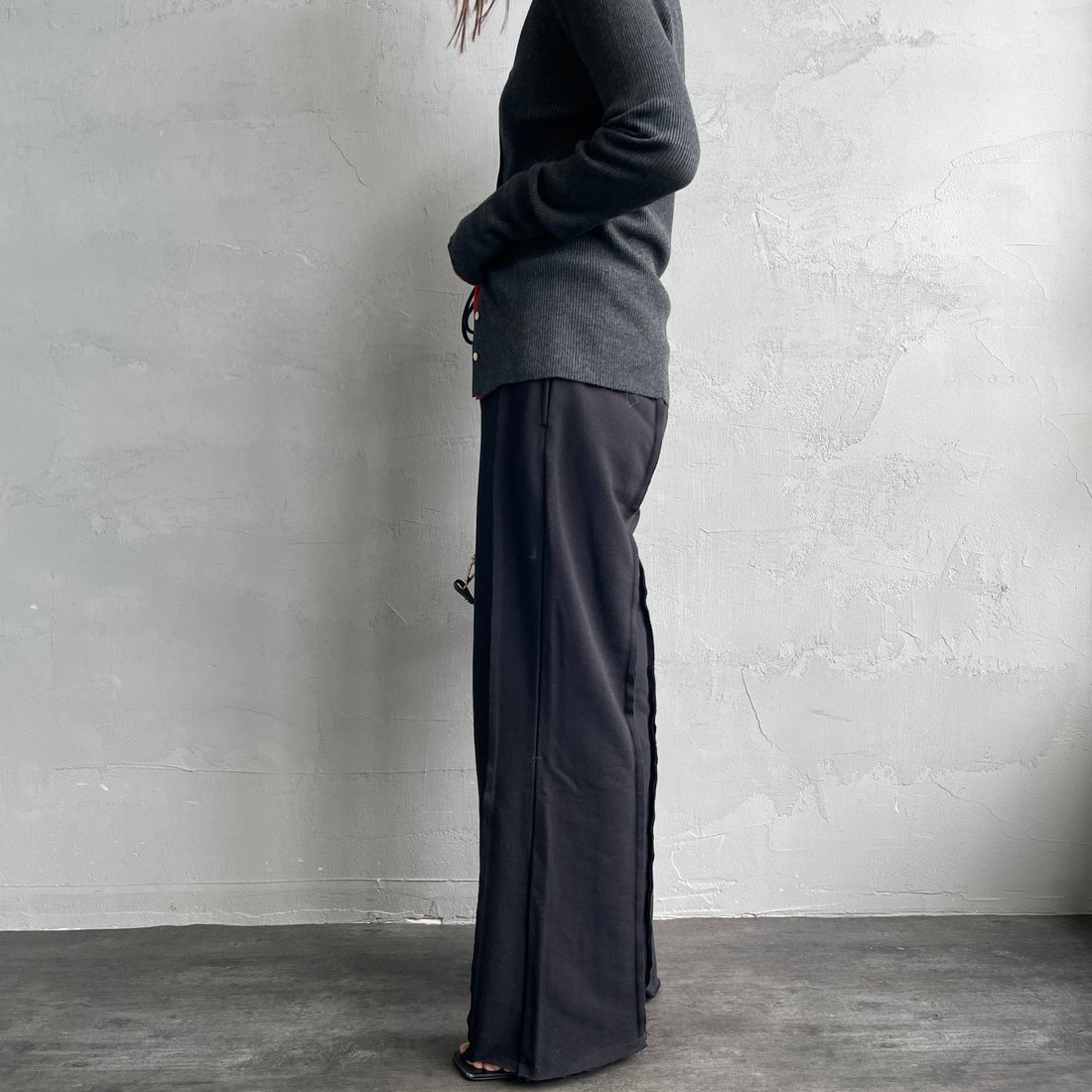 nenom [ネノム] アウトシーム スウェットパンツ [NE25132015] 09 BLACK &&モデル身長：158cm 着用サイズ：F&&