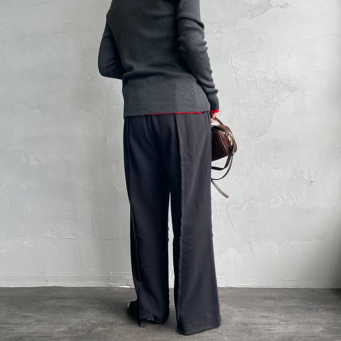 nenom [ネノム] アウトシーム スウェットパンツ [NE25132015] 09 BLACK &&モデル身長：158cm 着用サイズ：F&&