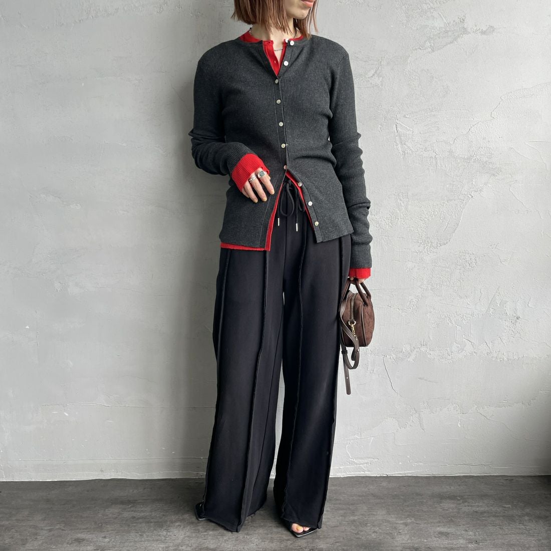 nenom [ネノム] アウトシーム スウェットパンツ [NE25132015] 09 BLACK &&モデル身長：158cm 着用サイズ：F&&