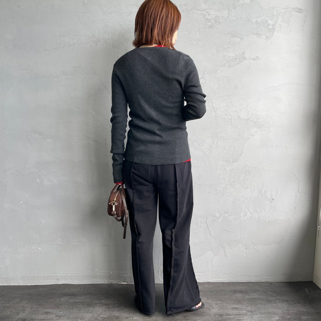 nenom [ネノム] アウトシーム スウェットパンツ [NE25132015] 09 BLACK &&モデル身長：158cm 着用サイズ：F&&