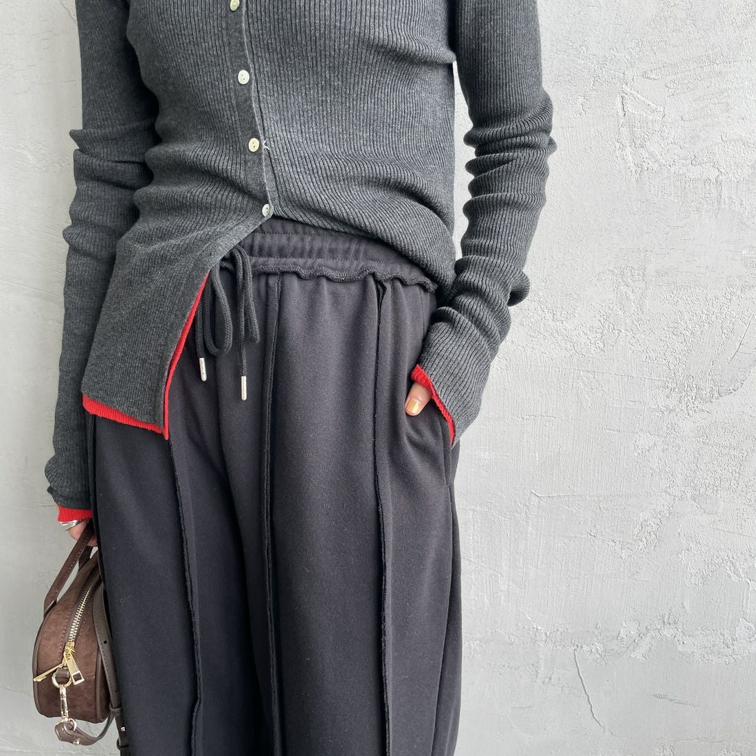 nenom [ネノム] アウトシーム スウェットパンツ [NE25132015] 09 BLACK &&モデル身長：158cm 着用サイズ：F&&