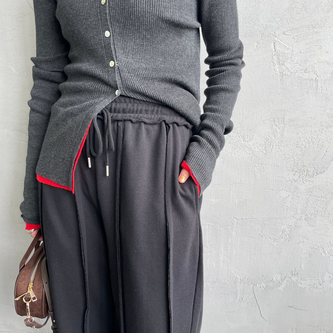 nenom [ネノム] アウトシーム スウェットパンツ [NE25132015] 09 BLACK &&モデル身長：158cm 着用サイズ：F&&